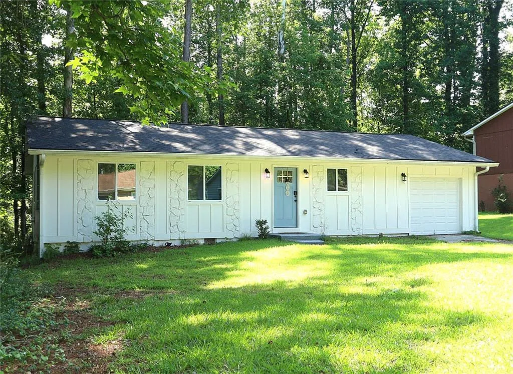 3 bed, 2.0 bath, 1120 sqft, $1,900 — Photo 2