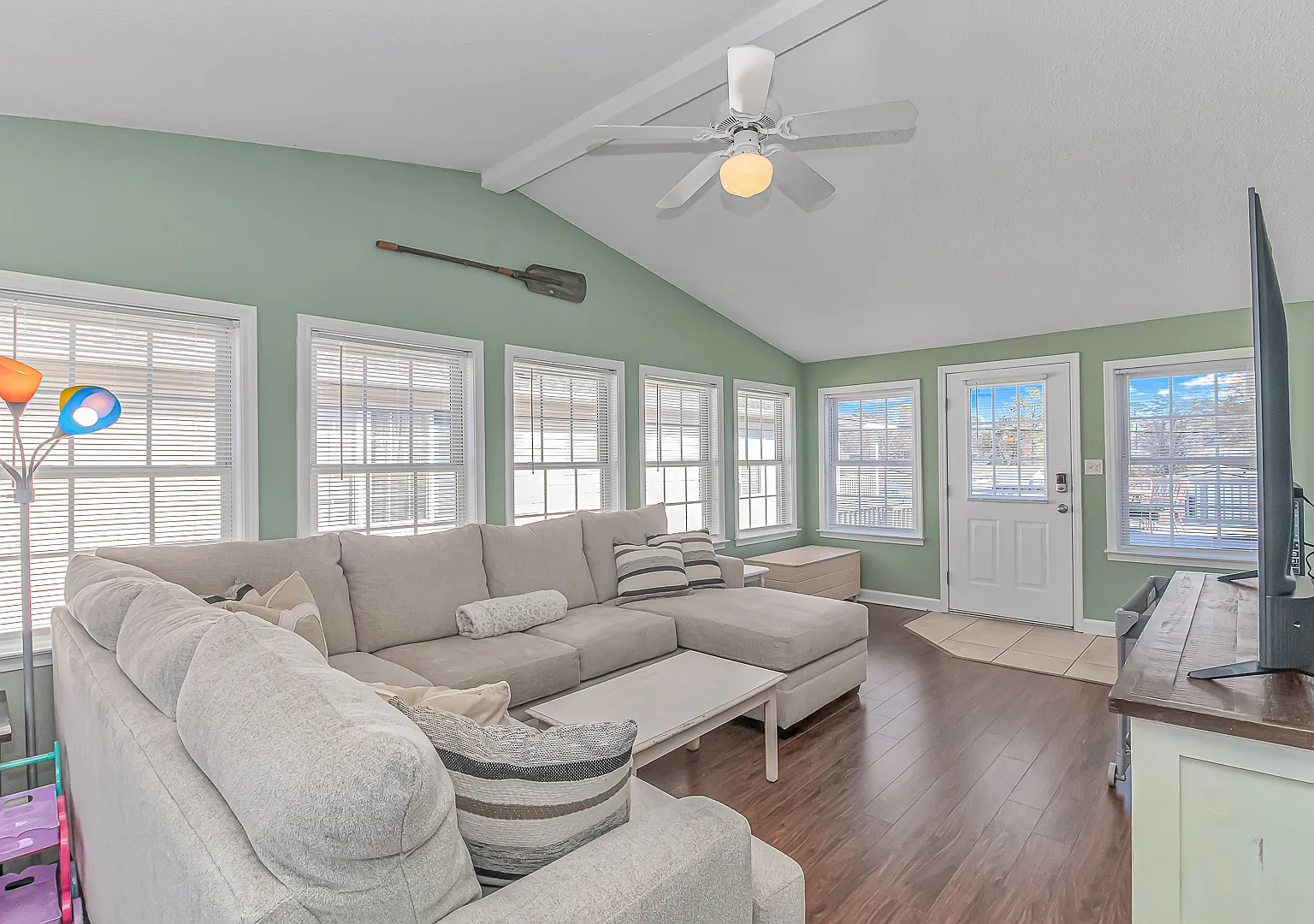 441 Oceanside Dr — Photo 4