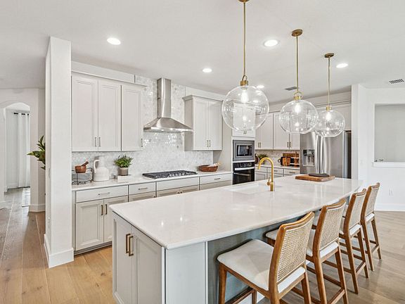 Kitchen with Eat-In Kitchen Island