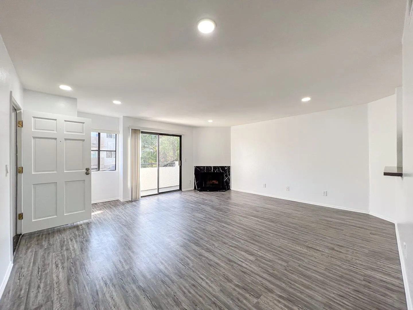 Gorgeous 2 Bed/2 bath apartment in excellent Sherman Oaks area! — Photo 4