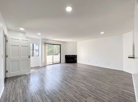 Gorgeous 2 Bed/2 bath apartment in excellent Sherman Oaks area!