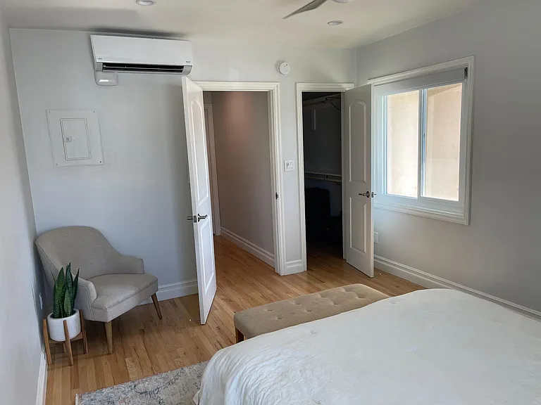 10712 Woodbridge with walk in closet & split air unit