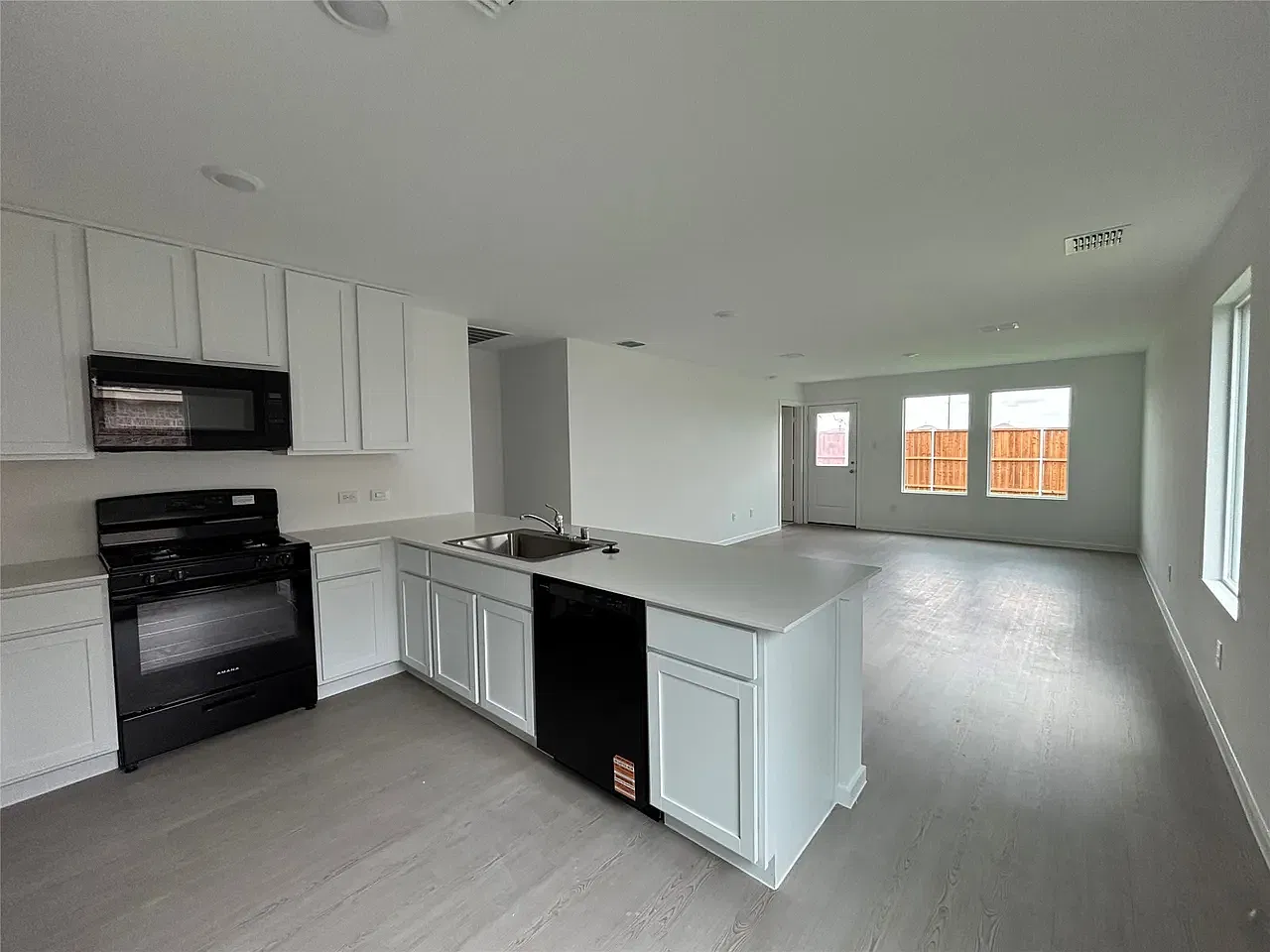 3 bed, 1266 sqft, $2,099 — Photo 3