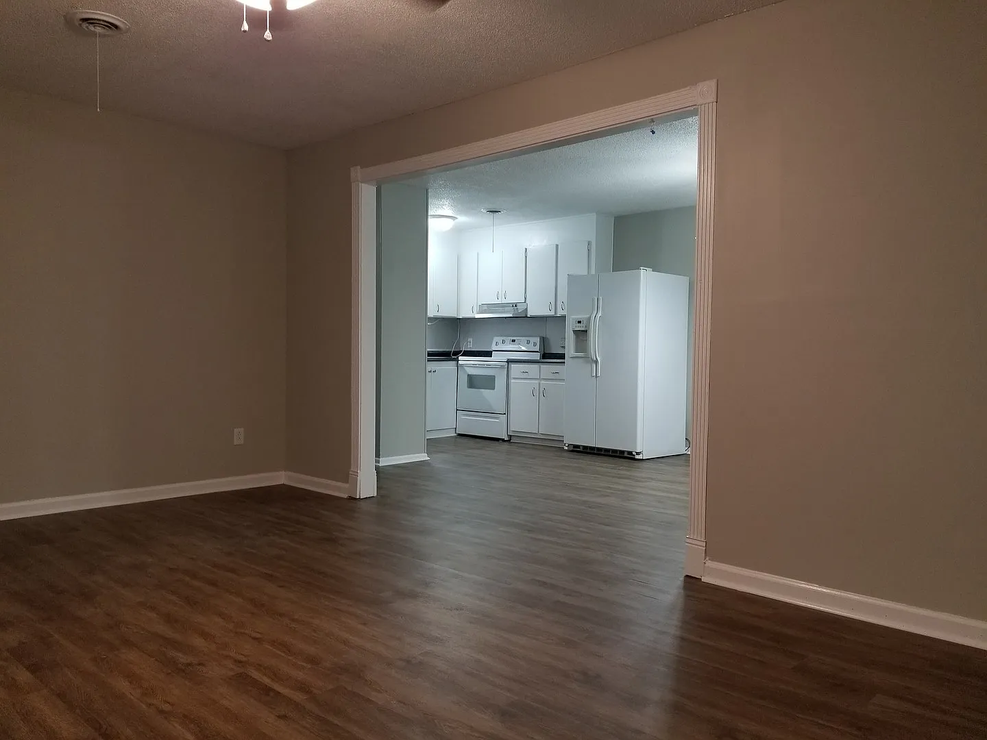 Awesomely Located 3 bedroom 2 bath Available! — Photo 4