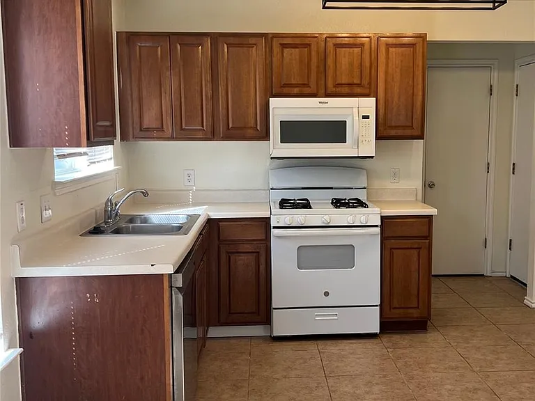 1209 Amberwood Loop — Photo 4