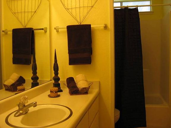 Spacious bathroom w tub