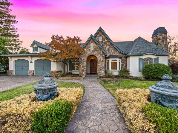 2490 Crescent Moon Ct, Redding, CA 96001