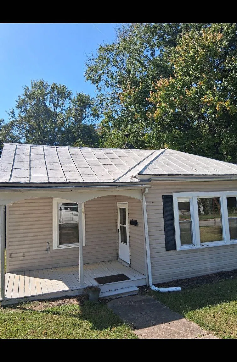 3 bed, 1.0 bath, 1143 sqft, $1,263 — Photo 1