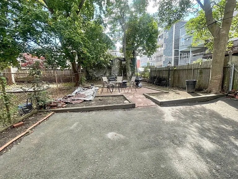 819 E 2nd St #1B — Photo 11