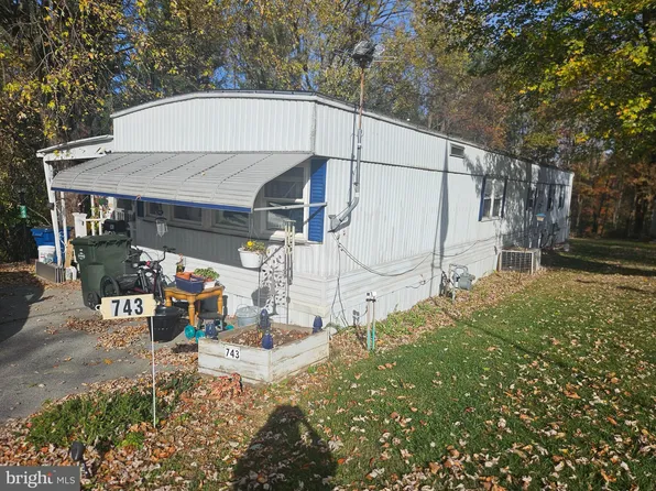 743 Lake Dr, Mount Wolf, PA 17347