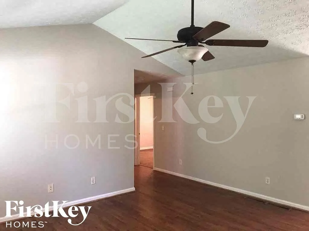 3 bed, 2.0 bath, 1424 sqft, $1,815 — Photo 2
