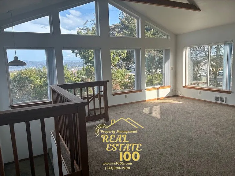 928 SW Bay View Ln — Photo 12