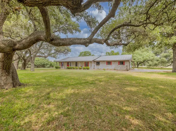 1002 Royal Oaks #1, Yorktown, TX 78164