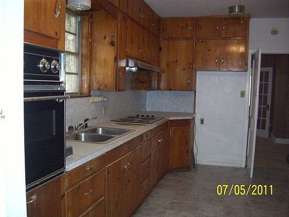3rd image of 1017 Chestnut St