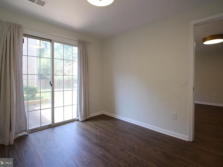 436 N Park Dr — Photo 25