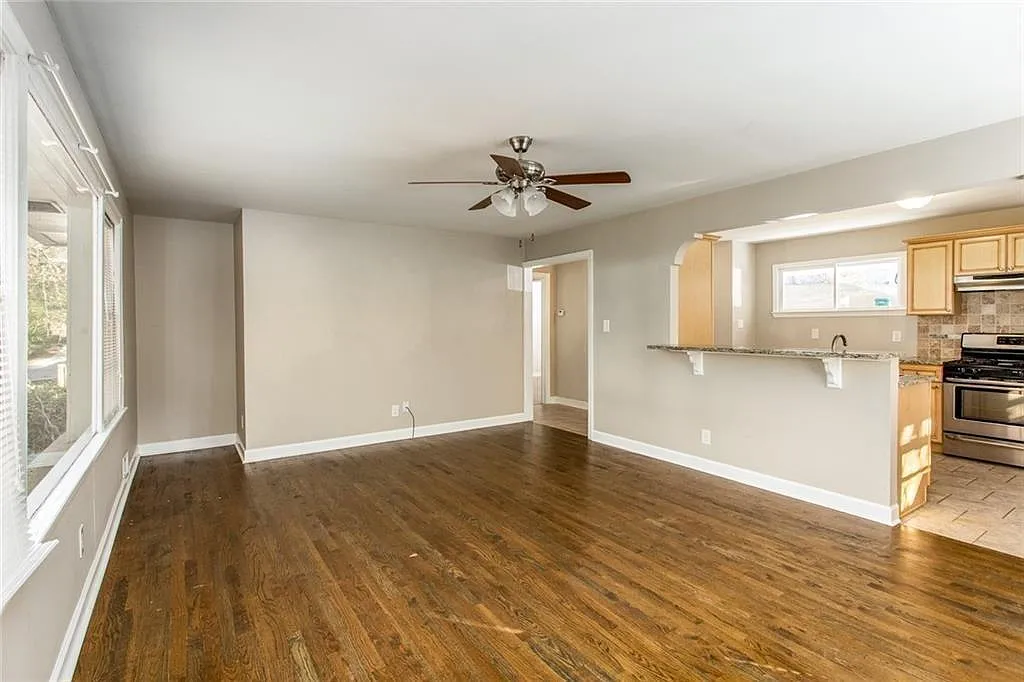 3 bed, 1.5 bath, 1283 sqft, $2,100 — Photo 4