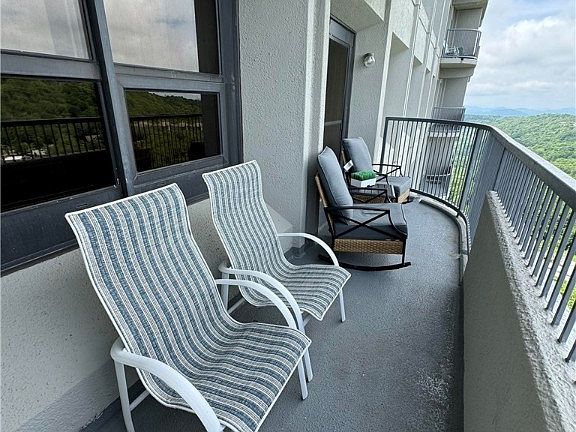 4th image of 303 Sugar  Top Drive #2505