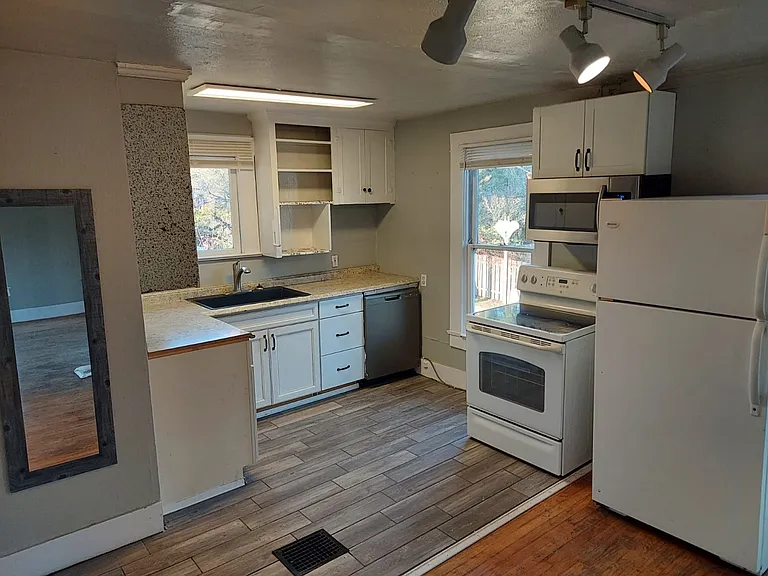 1203 NW Van Buren Ave — Photo 3