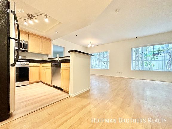 4th image of 937 Palm Ave #406