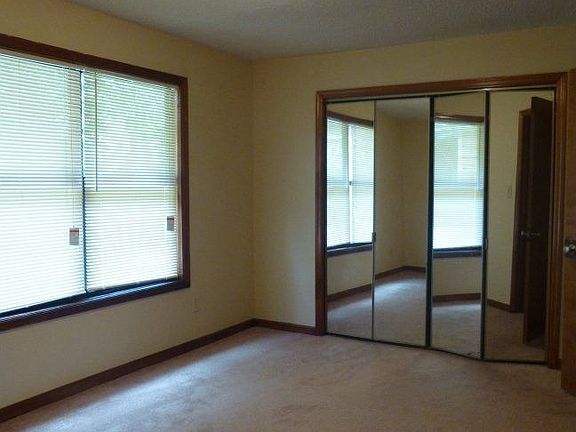 5th image of 2125 Valley Oaks Dr SE