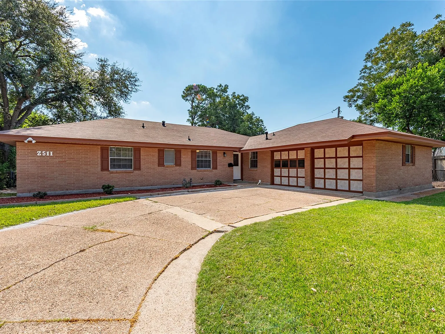 4 bed, 2.0 bath, 2301 sqft, $2,100 — Photo 1