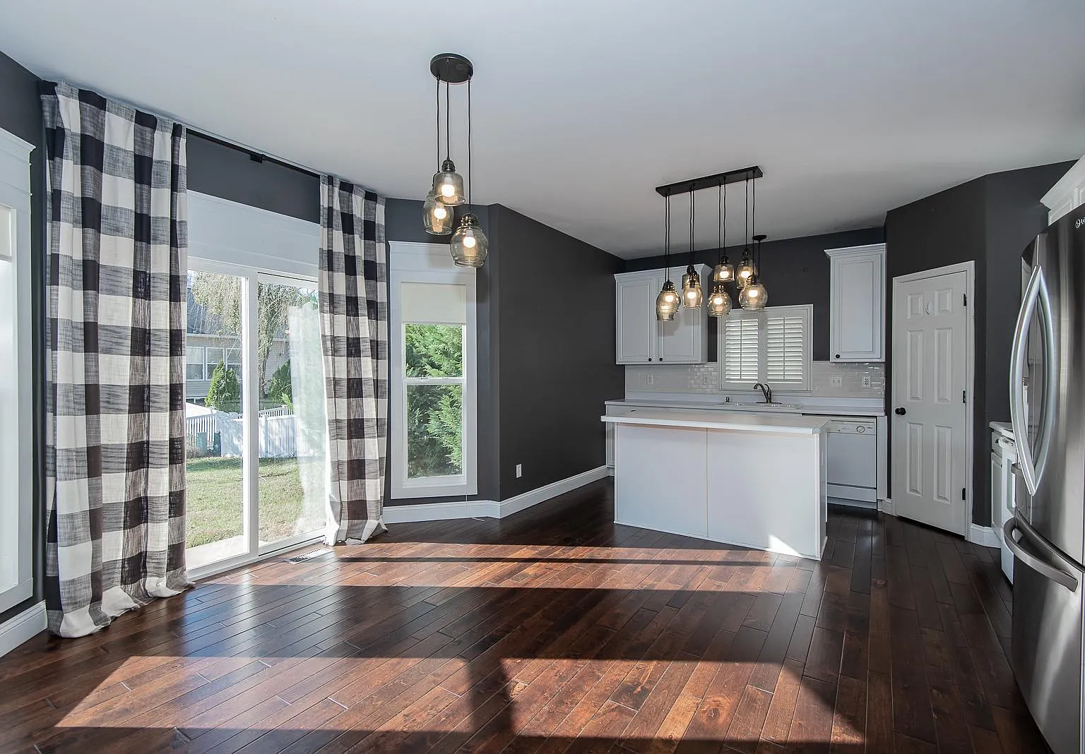 4 bed, 2.5 bath, 2496 sqft, $3,825 — Photo 3