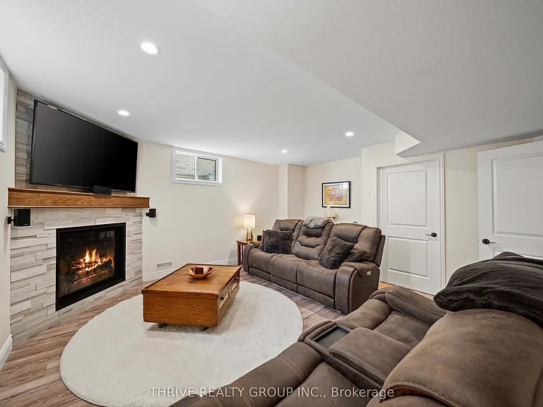 12 Ashwood Cres — Photo 28