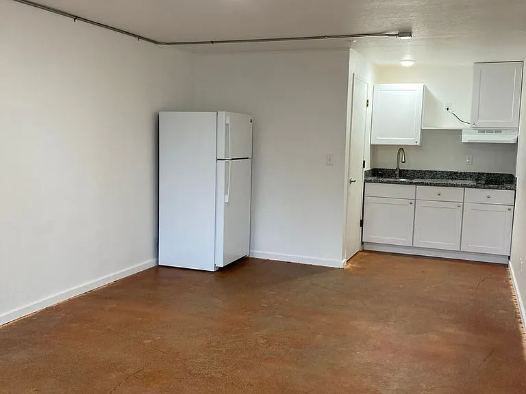 345 E Oregon Ave — Photo 3