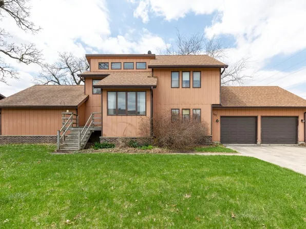 207 Oak Park Cir, Parkersburg, IA 50665