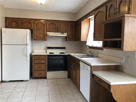 4th image of 509 NE Brookwood Cir APT C