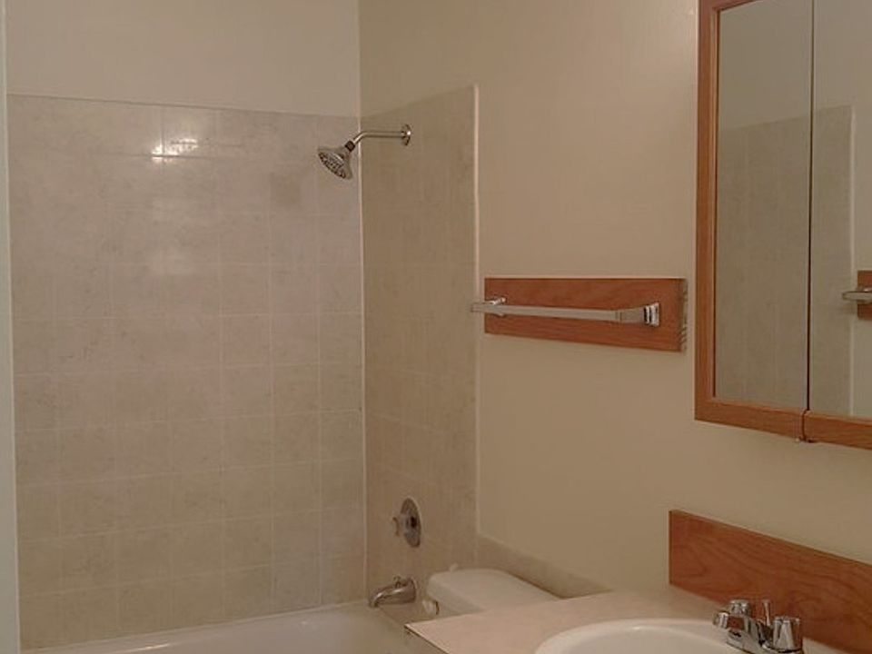 Castillian Apartments - Portland Oregon - Bathroom