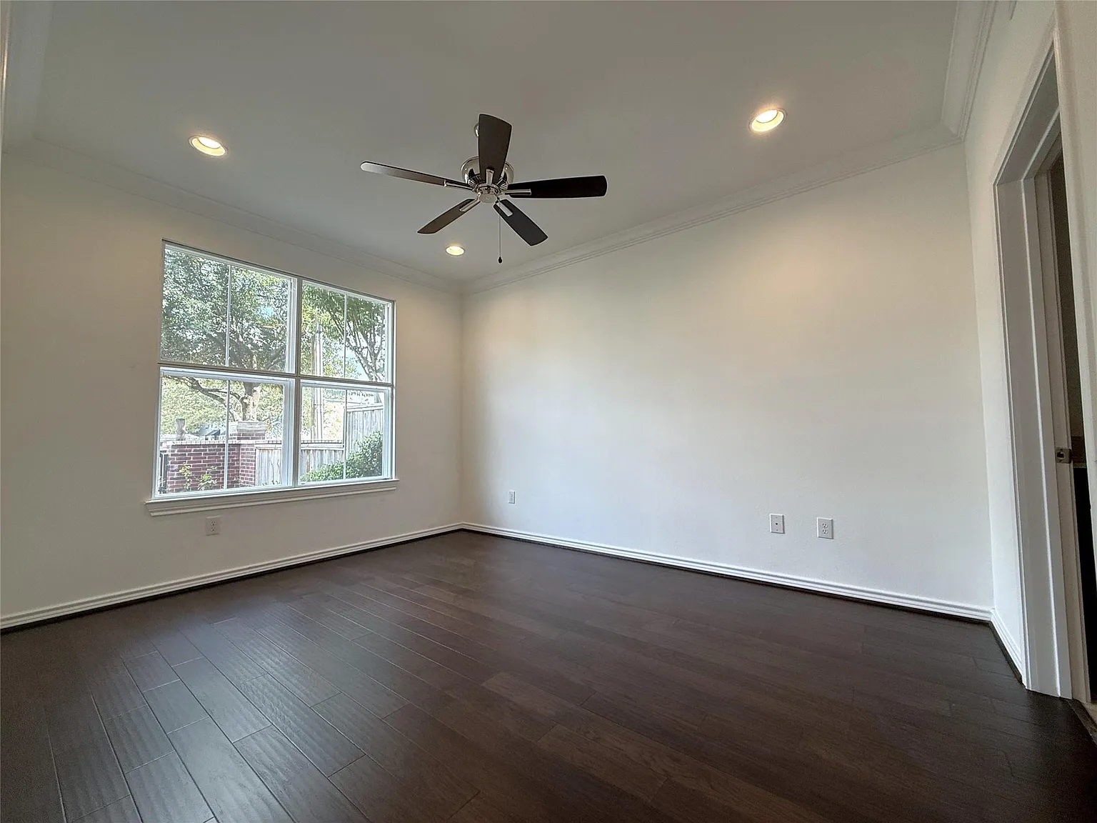 3 bed, 5.0 bath, 2495 sqft, $3,950 — Photo 3