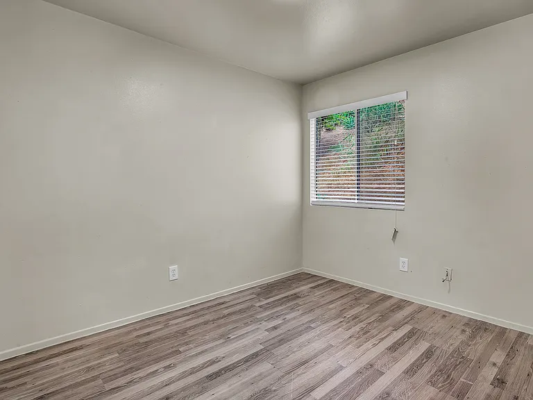 5243 Huntington Dr N #5 — Photo 15