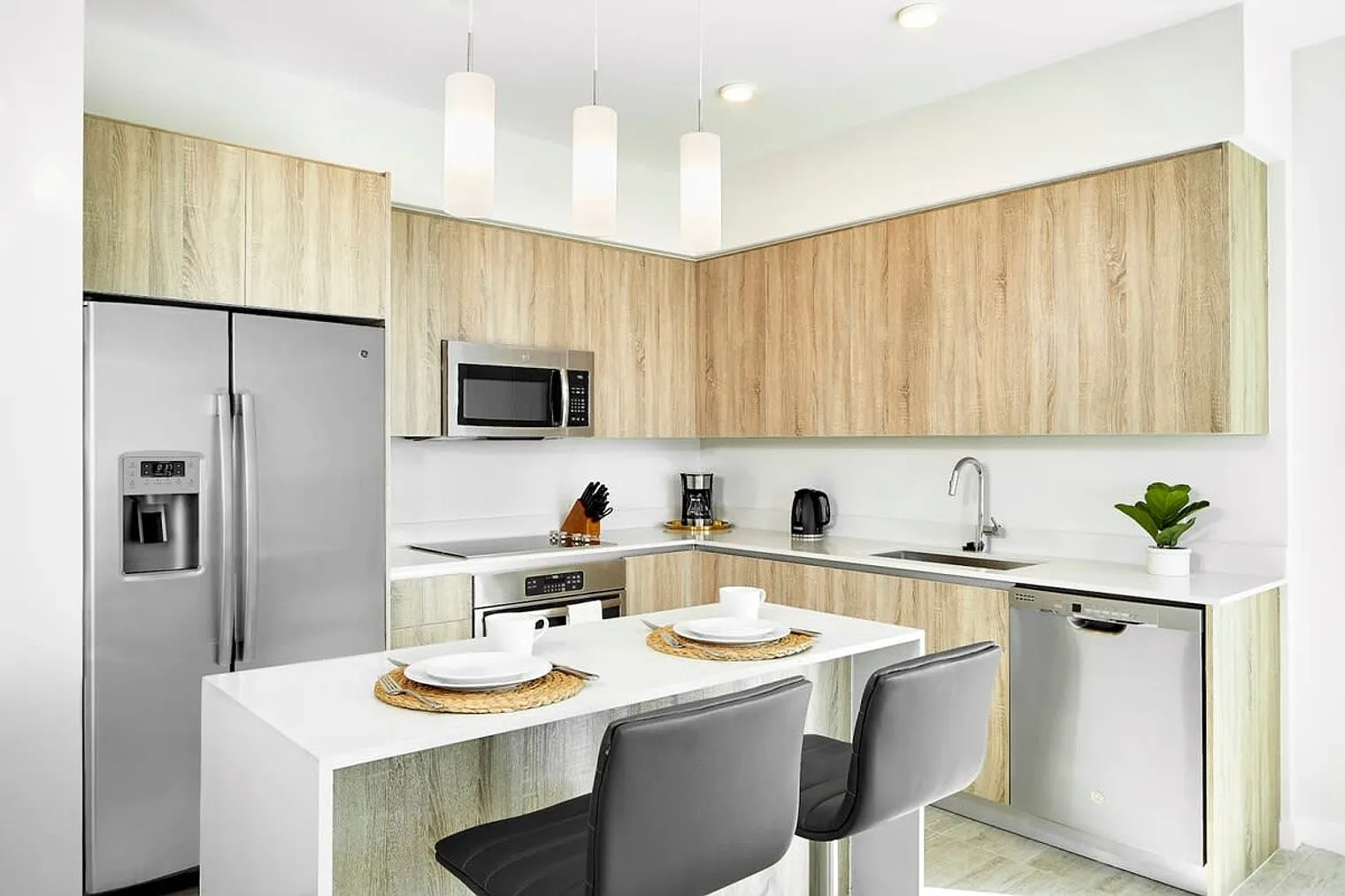 1 bed, 1.0 bath, 807 sqft, $4,302 — Photo 3