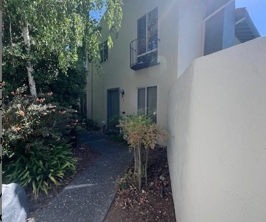1002 Marina Dr