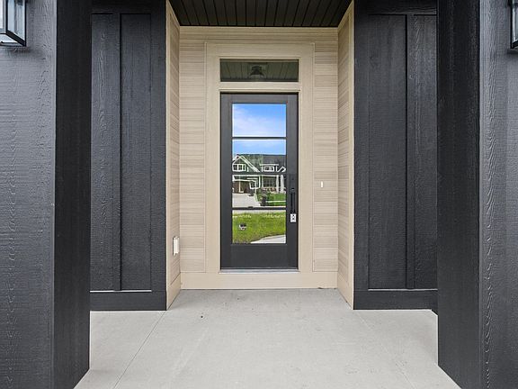 3rd image of 4662 Hidden Ridge Dr