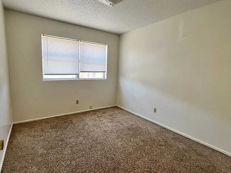 Hillcrest Apartments — Photo 5