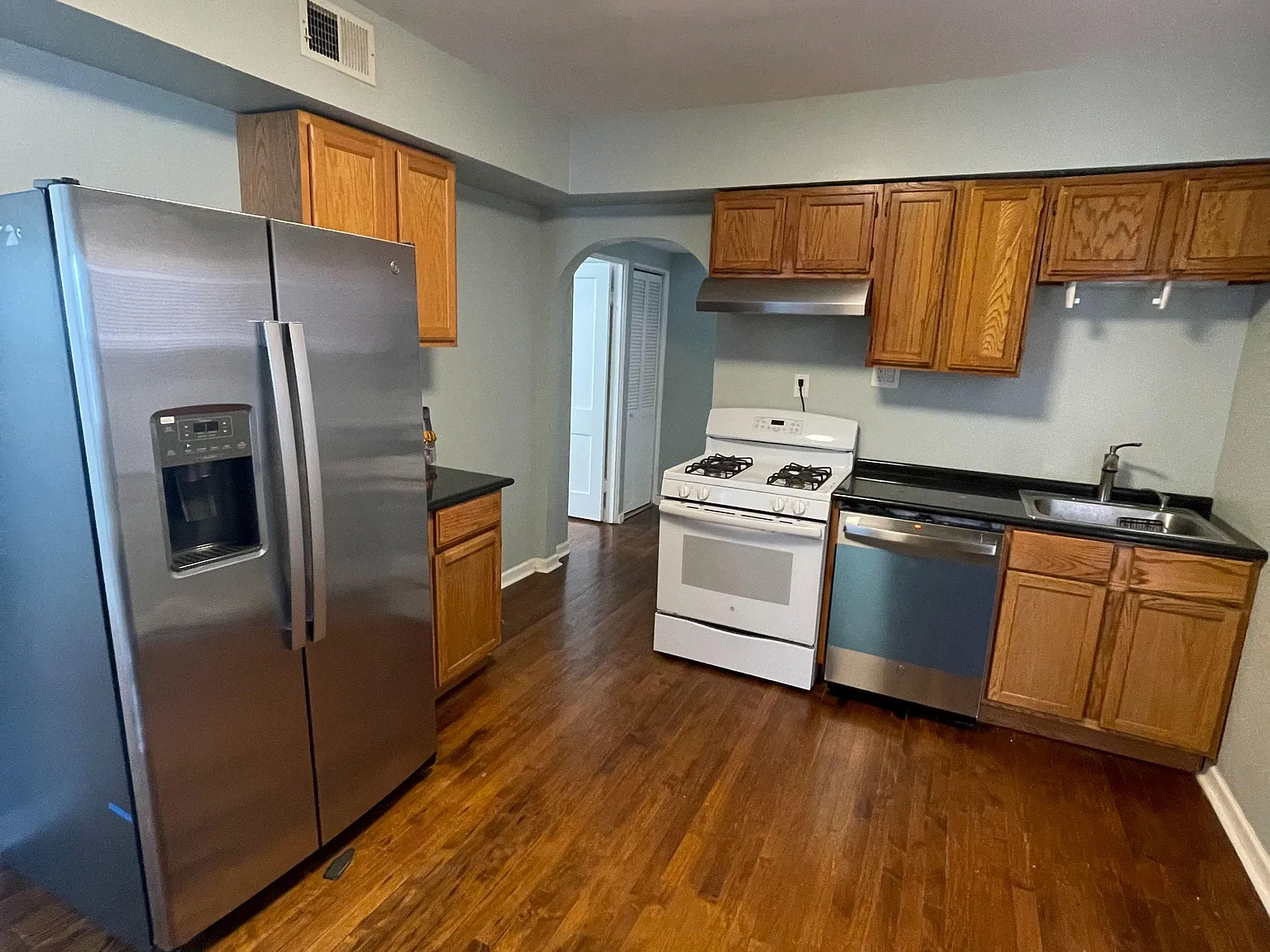 3 bed, 1.0 bath, 800 sqft, $1,001 — Photo 4