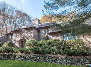 298 Freemans Ln, Franklin Lakes, NJ 07417