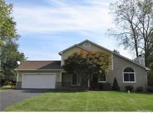 1590 High Pointe Dr, Commerce Township, MI 48390