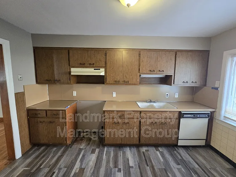 9657 E Outer Dr — Photo 10
