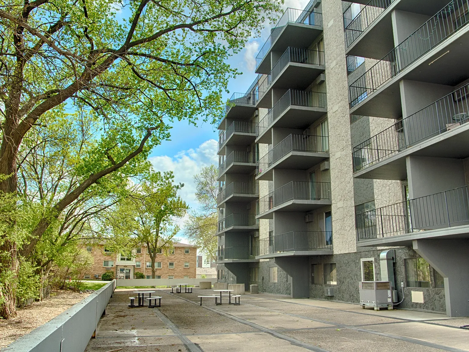 Cambridge Towers — Photo 4
