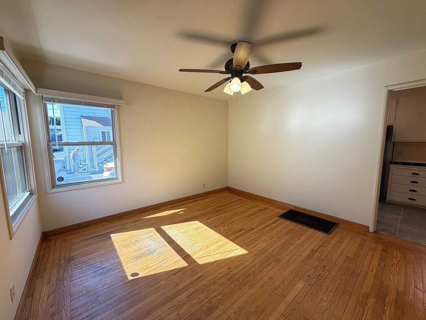 2431 Lincoln Avenue — Photo 2