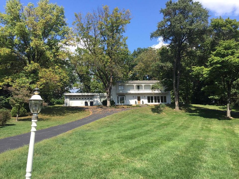 1st image of 923 Oakwood Dr SW