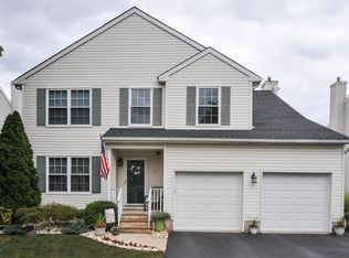 10 York Dr, Helmetta, NJ 08828