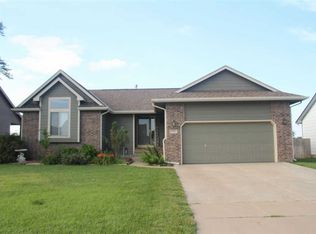 701 E Rolling View Dr, Valley Center, KS 67147