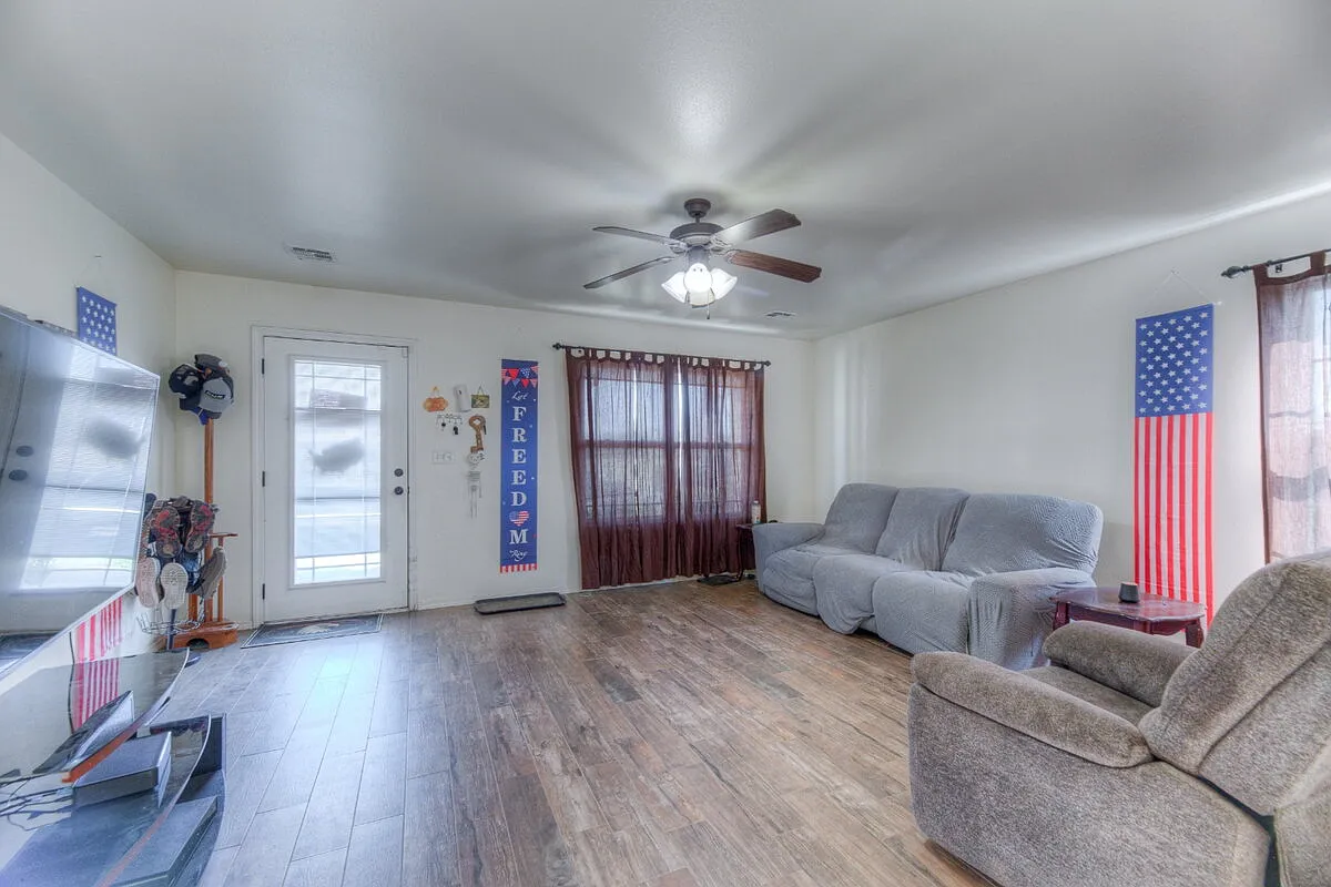 3 bed, 2.5 bath, 1783 sqft, $2,200 — Photo 4