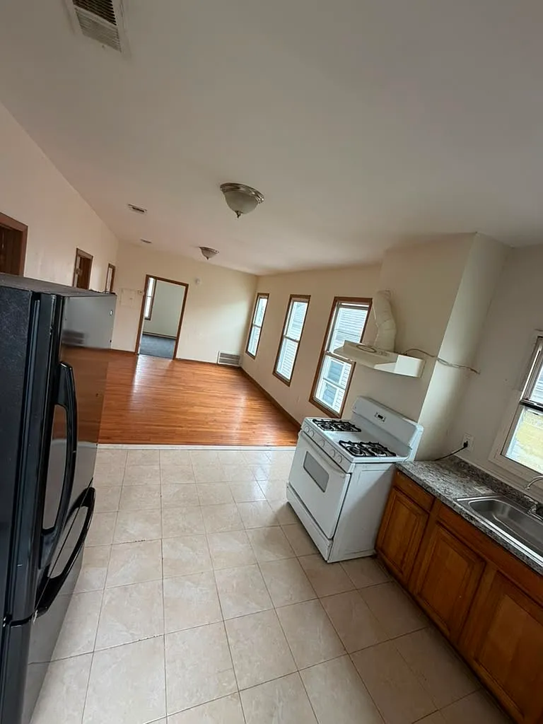 3 bed, 1000 sqft, $2,100 — Photo 1