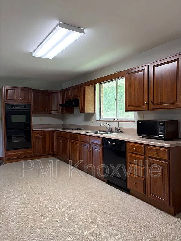 3 bed, 2.0 bath, 1673 sqft, $2,100 — Photo 3