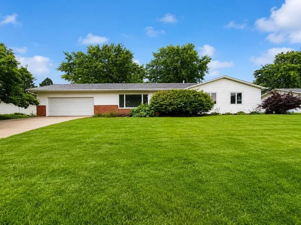 551 Lake Dr, Woodhull, IL 61490